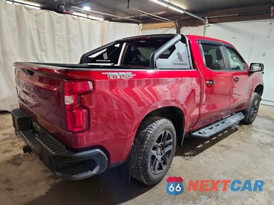 Trzecie zdjęcie samochodu z tyłu: 2021 CHEVROLET SILVERADO K1500 LT TRAIL BOSS VIN:3GCPYFED7MG400614 - miniatura