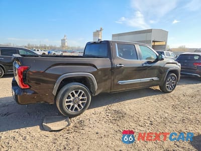 Trzecie zdjęcie samochodu z tyłu: 2024 TOYOTA TUNDRA 1794 EDITION VIN:5TFMA5EC5RX032669 - miniatura