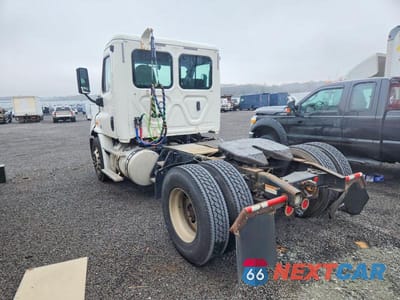 Trzecie zdjęcie samochodu z tyłu: 2018 FREIGHTLINER CASCADIA 113 SEMI TRUCK VIN:3AKBGADV7JDJU2444 - miniatura