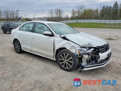 Czwarte zdjęcie samochodu z boku: 2018 VOLKSWAGEN JETTA SE VIN:3VWDB7AJ8JM213317 - miniatura