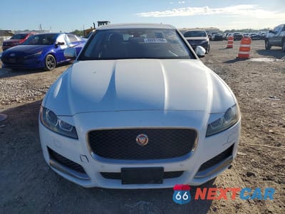 Piąte zdjęcie samochodu w środku: 2016 JAGUAR XF PRESTIGE VIN:SAJBE4BV5GCY03777 - miniatura