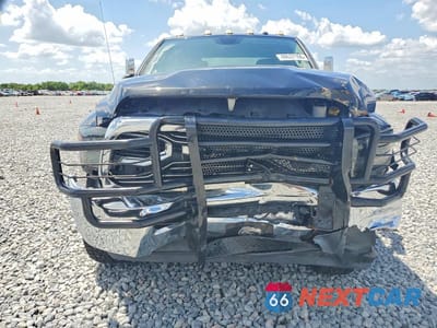 Piąte zdjęcie samochodu w środku: 2018 RAM 2500 ST VIN:3C6UR5CL2JG396737 - miniatura