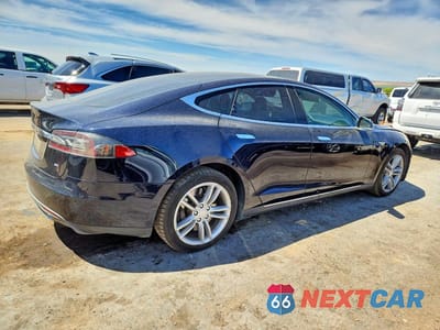 Trzecie zdjęcie samochodu z tyłu: 2013 TESLA MODEL S VIN:5YJSA1CN1DFP26346 - miniatura