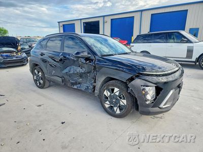 Czwarte zdjęcie samochodu z boku: 2025 HYUNDAI KONA SEL VIN:KM8HB3AB9SU301386 - miniatura