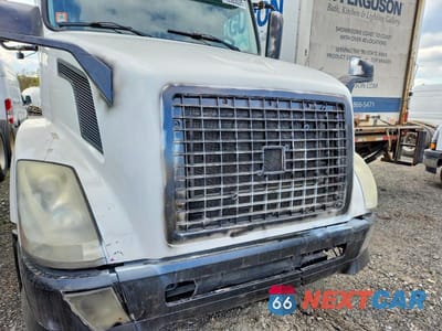 Zdjęcie 9 z 10 samochodu: 2013 VOLVO VNL SEMI TRUCK VIN:4V4NC9TG3DN558075 - miniatura