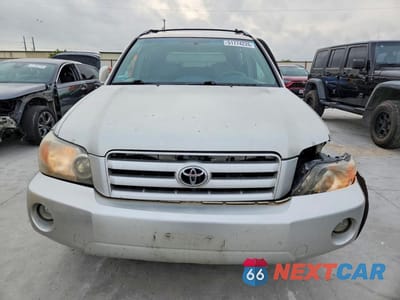 Piąte zdjęcie samochodu w środku: 2004 TOYOTA HIGHLANDER BASE VIN:JTEEP21AX40038101 - miniatura