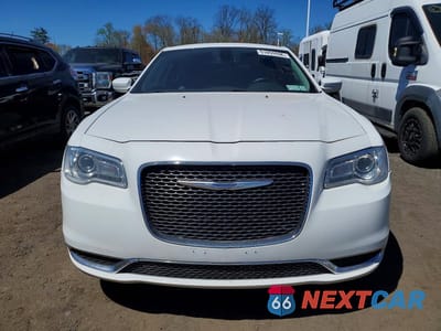 Piąte zdjęcie samochodu w środku: 2017 CHRYSLER 300 LIMITED VIN:2C3CCARG9HH637409 - miniatura