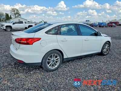 Trzecie zdjęcie samochodu z tyłu: 2016 FORD FOCUS SE VIN:1FADP3F22GL267145 - miniatura