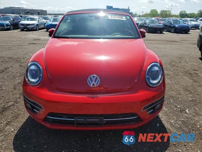 Piąte zdjęcie samochodu w środku: 2018 VOLKSWAGEN BEETLE S VIN:3VW5DAAT5JM505598 - miniatura