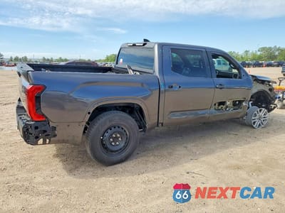 Trzecie zdjęcie samochodu z tyłu: 2025 TOYOTA TUNDRA SR5 VIN:5TFLA5DB4SX266943 - miniatura
