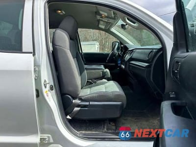 Zdjęcie 8 z 10 samochodu: 2018 TOYOTA TUNDRA SR VIN:5TFUY5F19JX762520 - miniatura