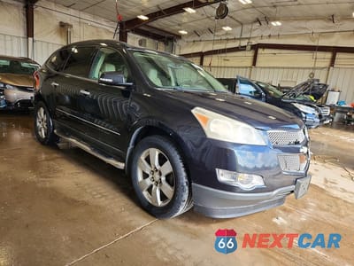 Czwarte zdjęcie samochodu z boku: 2011 CHEVROLET TRAVERSE LTZ VIN:1GNKVLED2BJ108583 - miniatura