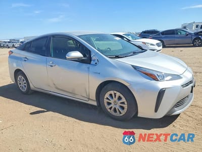 Czwarte zdjęcie samochodu z boku: 2021 TOYOTA PRIUS L ECO VIN:JTDKAMFU7M3139747 - miniatura