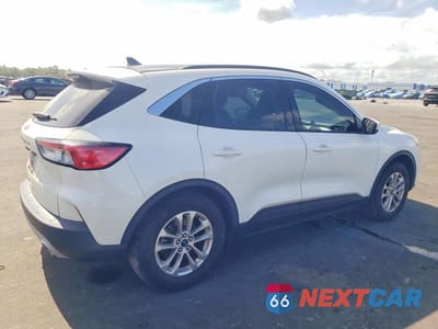 Trzecie zdjęcie samochodu z tyłu: 2021 FORD ESCAPE SE VIN:1FMCU0G66MUB16972 - miniatura