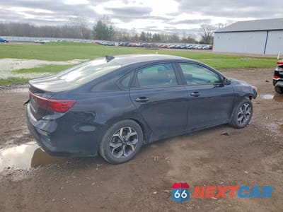 Trzecie zdjęcie samochodu z tyłu: 2019 KIA FORTE LXS VIN:3KPF24AD8KE008967 - miniatura