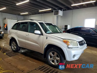 Czwarte zdjęcie samochodu z boku: 2004 TOYOTA RAV4 BASE VIN:JTEHD20V440027881 - miniatura
