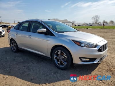 Czwarte zdjęcie samochodu z boku: 2018 FORD FOCUS SE VIN:1FADP3FE8JL210269 - miniatura