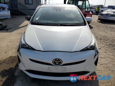 Piąte zdjęcie samochodu w środku: 2018 TOYOTA PRIUS THREE VIN:JTDKARFU2J3067185 - miniatura