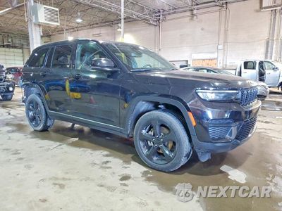 Czwarte zdjęcie samochodu z boku: 2023 JEEP GRAND CHEROKEE LAREDO VIN:1C4RJHAG6PC589319 - miniatura