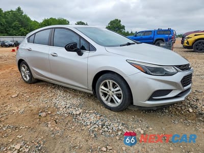 Czwarte zdjęcie samochodu z boku: 2017 CHEVROLET CRUZE LT VIN:3G1BE6SM9HS615530 - miniatura