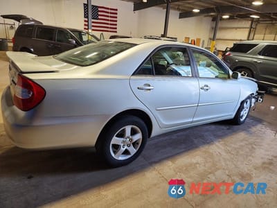 Trzecie zdjęcie samochodu z tyłu: 2002 TOYOTA CAMRY SE VIN:JTDBE30K520009616 - miniatura