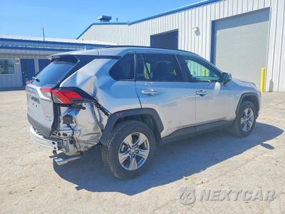 Trzecie zdjęcie samochodu z tyłu: 2024 TOYOTA RAV4 HYBRID XLE VIN:4T3RWRFV8RU147950 - miniatura