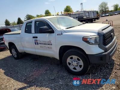 Czwarte zdjęcie samochodu z boku: 2018 TOYOTA TUNDRA SR VIN:5TFUM5F16JX075667 - miniatura