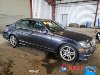 Czwarte zdjęcie samochodu z boku: 2013 MERCEDES-BENZ C 250 VIN:WDDGF4HB6DA757615 - miniatura