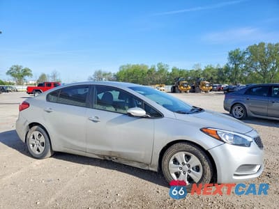 Czwarte zdjęcie samochodu z boku: 2015 KIA FORTE LX VIN:KNAFK4A64F5367328 - miniatura