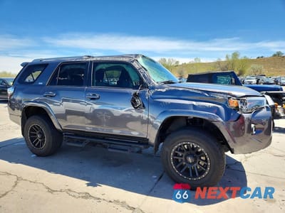 Czwarte zdjęcie samochodu z boku: 2018 TOYOTA 4RUNNER SR5 VIN:JTEBU5JR0J5542125 - miniatura