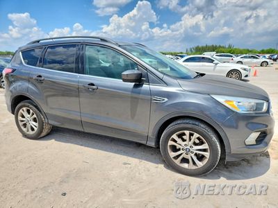 Czwarte zdjęcie samochodu z boku: 2018 FORD ESCAPE SE VIN:1FMCU0GD6JUC10778 - miniatura