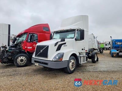 Drugie zdjęcie samochodu z przodu: 2017 VOLVO VNL SEMI TRUCK VIN:4V4N39TG6HN988222 - miniatura