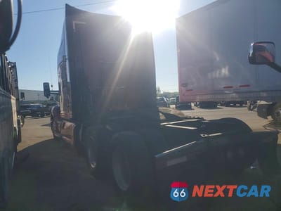 Trzecie zdjęcie samochodu z tyłu: 2018 KENWORTH CONSTRUCTION T680 VIN:1XKYDP9X9JJ197010 - miniatura
