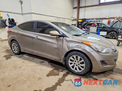 Czwarte zdjęcie samochodu z boku: 2013 HYUNDAI ELANTRA GLS VIN:5NPDH4AE1DH423092 - miniatura