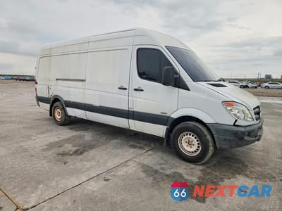 Czwarte zdjęcie samochodu z boku: 2012 MERCEDES BENZ SPRINTER 2500 DELIVERY VAN VIN:WD3PE8CB0C5688417 - miniatura