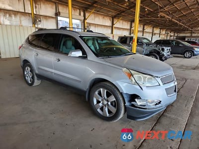 Czwarte zdjęcie samochodu z boku: 2010 CHEVROLET TRAVERSE LTZ VIN:1GNLRHED3AS155393 - miniatura