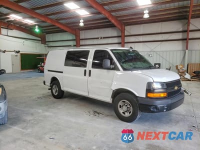 Czwarte zdjęcie samochodu z boku: 2020 CHEVROLET EXPRESS 25 VIN:1GCWGAFP5L1276611 - miniatura