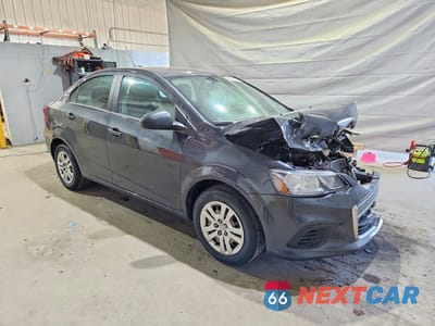 Czwarte zdjęcie samochodu z boku: 2020 CHEVROLET SONIC LS VIN:1G1JB5SB9L4137440 - miniatura