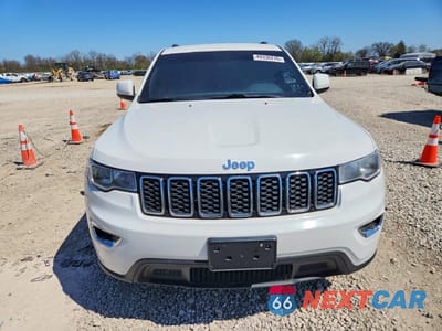 Piąte zdjęcie samochodu w środku: 2017 JEEP GRAND CHEROKEE LAREDO VIN:1C4RJFAGXHC662004 - miniatura