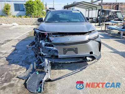 Piąte zdjęcie samochodu w środku: 2023 TOYOTA BZ4X LIMITED VIN:JTMAAAAA1PA014217 - miniatura