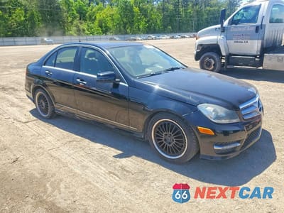 Czwarte zdjęcie samochodu z boku: 2013 MERCEDES-BENZ C 250 VIN:WDDGF4HB4DR254005 - miniatura