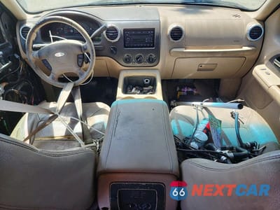 Zdjęcie 8 z 13 samochodu: 2004 FORD EXPEDITION XLT VIN:1FMPU16L74LA41493 - miniatura