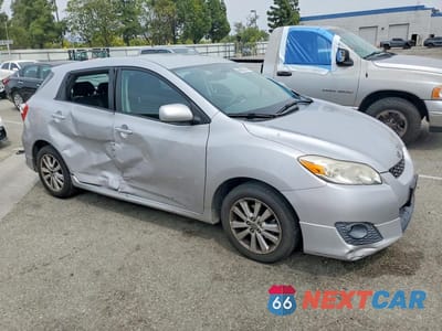 Czwarte zdjęcie samochodu z boku: 2010 TOYOTA MATRIX BASE VIN:2T1KU4EEXAC480239 - miniatura