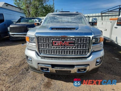 Piąte zdjęcie samochodu w środku: 2018 GMC SIERRA K3500 DENALI VIN:1GT42YEY8JF136111 - miniatura