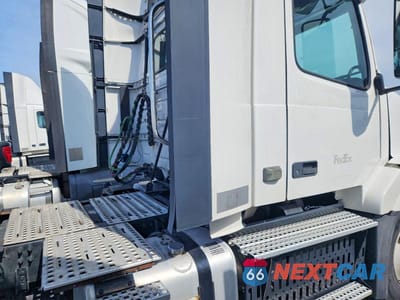 Zdjęcie 6 z 10 samochodu: 2017 VOLVO VNL SEMI TRUCK VIN:4V4N39TG4HN988137 - miniatura