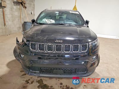 Piąte zdjęcie samochodu w środku: 2025 JEEP COMPASS LATITUDE VIN:3C4NJDBN5ST617001 - miniatura