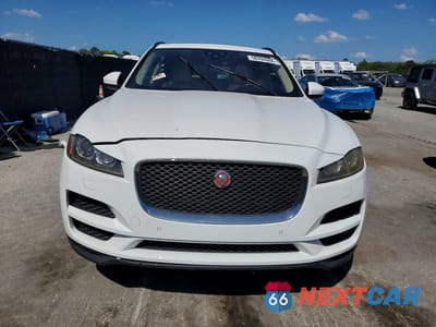 Piąte zdjęcie samochodu w środku: 2017 JAGUAR F-PACE PREMIUM VIN:SADCJ2BV4HA067080 - miniatura