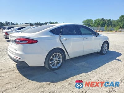 Trzecie zdjęcie samochodu z tyłu: 2019 FORD FUSION SE VIN:3FA6P0LU4KR120221 - miniatura