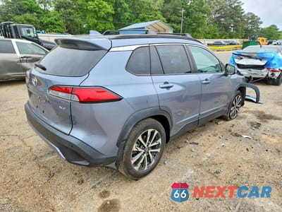 Trzecie zdjęcie samochodu z tyłu: 2022 TOYOTA COROLLA CROSS XLE VIN:7MUDAAAG4NV017295 - miniatura