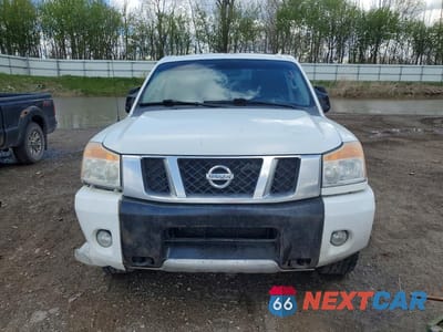 Piąte zdjęcie samochodu w środku: 2013 NISSAN TITAN SV VIN:1N6AA0EC3DN307303 - miniatura